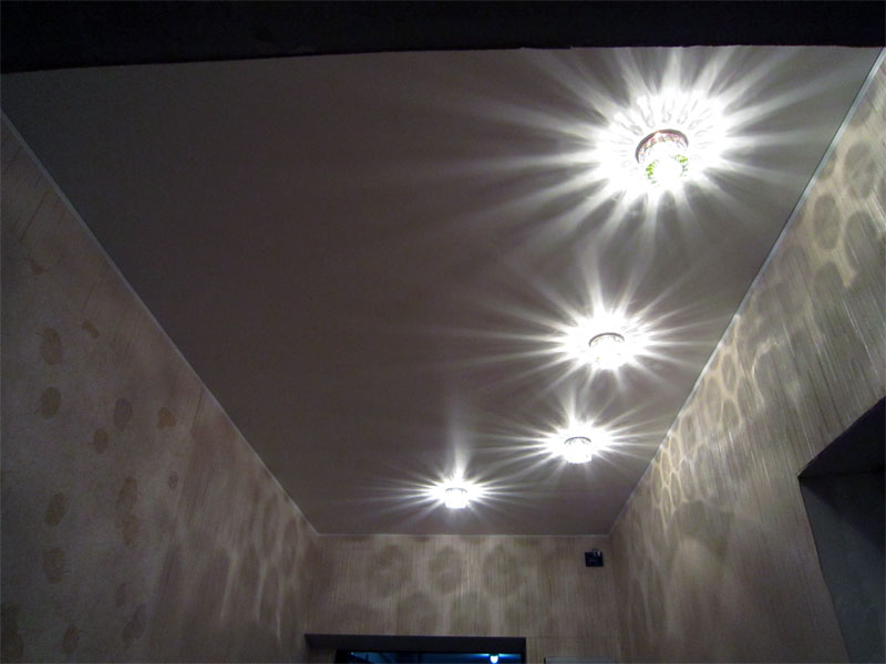 Матовый натяжной потолок с ассиметричным расположением светильников