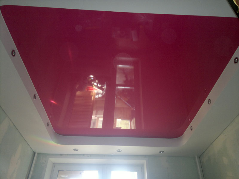 Натяжной потолок из цветного полотна с встроенной подсветкой