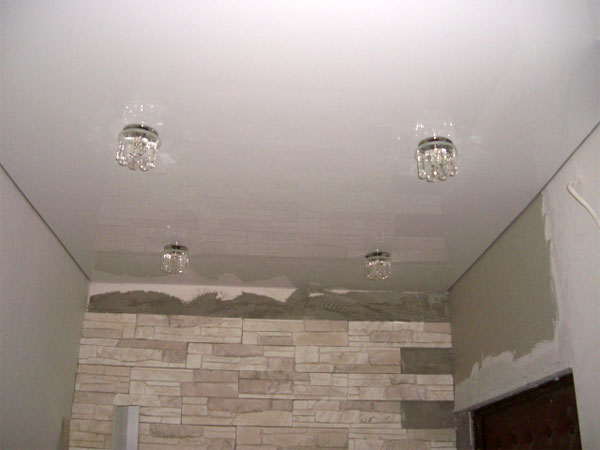 Глянцевый натяжной потолок с встроенными светильниками в прихожей
