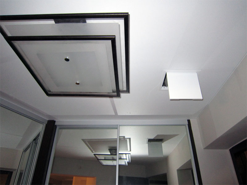 Натяжной потолок с устройством накладной люстры и встроенного люка в прихожей
