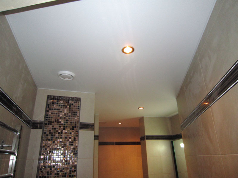Глянцевый натяжной потолок с встроенной вытяжкой и светильниками